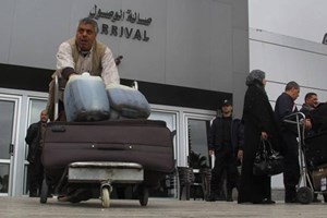 دخول ثلاث حافلات تَقِّل العالقين من الجانب المصري