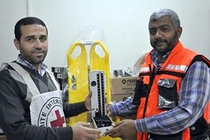 الخدمات الطبية تتسلم معدات إسعافية من "الصليب الأحمر"