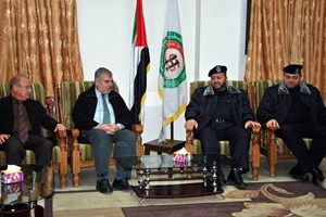 مدير الشرطة يكرم أطباء مستشفى الشفاء وعناصر الشرطة المكلفين بحراستها