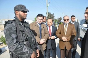 بالصور.. الأمن والحماية يؤمن زيارة وزراء حكومة التوافق لقطاع غزة