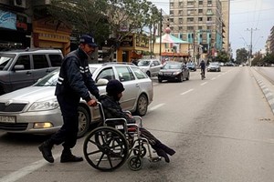 صور .. رجال الداخلية بين تحديات البرد وخدمة المواطن