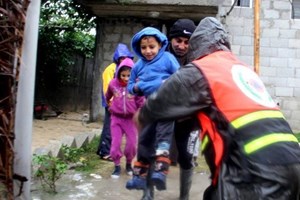 صور .. الدفاع المدني برفح يواجه المنخفض بإمكانياته المحدودة