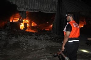 صور.. دفاع مدني خان يونس يسيطر على حريق بمنجرة خشب