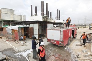 الدفاع المدني يخمد حريقاً بمحطة توليد الكهرباء