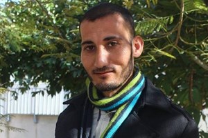 رجل الدفاع المدني شملخ.. من مقاعد "محو الأمية" إلى سلم "الماجستير "