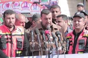 مسير للدفاع المدني والخدمات الطبية احتجاجاً على تنكر الحكومة للموظفين