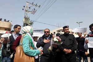 حملة "شكراً شرطة غزة" تقدم الورود لأفراد الشرطة