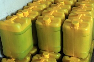 مباحث تموين خانيونس تصادر كمية من زيت الزيتون المغشوش