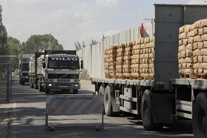 إدخال 670 شاحنة الاثنين عبر معبر كرم أبو سالم