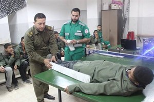 الخدمات الطبية العسكرية تختتم دورة إسعافات أولية