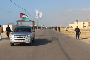 الشرطة البحرية تنظم مسيراً عسكرياً على ساحل رفح