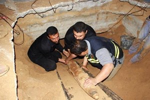 هندسة المتفجرات تستخرج صاروخاً من أسفل منزل بغزة