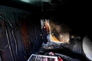 "شمعة" أذابت حيـاة طفلٍ فوق الأرض وآخرٌ في أحشائها