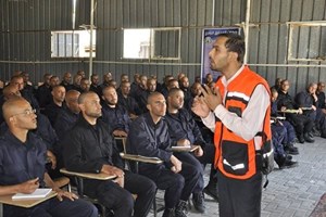 الخدمات الطبية تنظم دورة "الإسعاف الأولي" للشرطة الفلسطينية