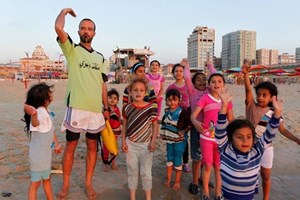  مُعايشة مَهَمّة.. رجل الإنقاذ البحري على شاطئ بحر غزة