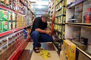 مباحث تموين خانيونس تجري حملة تفتيشية على المحال التجارية