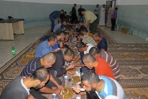 شرطة التفاح والدرج تقيم إفطاراً جماعياً للنزلاء 