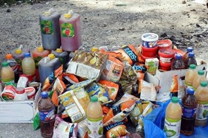 مباحث تموين خانيونس تُتلف 5 أطنان أغذية فاسدة