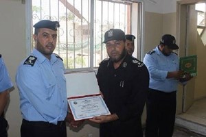 شرطة البلديات تكرم عناصرها خلال طابور أركان برفح 