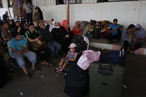 مغادرة 690 مسافراً عبر معبر رفح الأربعاء