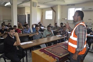 معهد الضباط يبدأ بتأهيل طلاب الدورة الثامنة على إلقاء المحاضرات 