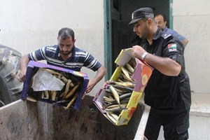 صور.. مباحث التموين بالوسطى تضبط كمية من المجمدات الفاسدة