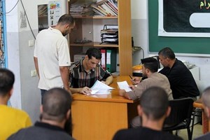 الإصلاح والتأهيل توُزع "طروداً غذائية" على ذوي 350 نزيلاً