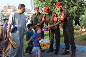  الشرطة العسكرية توزع حلوى العيد على المواطنين