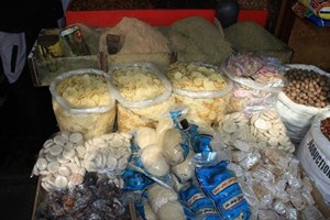 شرطة بلديات خانيونس تضبط مواد غذائية منتهية الصلاحية 