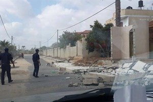 شرطة بلديات شرق خانيونس تفتح شارعاً وتُزيل تعديات