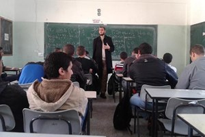 توجيه غزة يلقي محاضرات على طلاب مدرستين ثانويتين