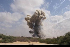  هندسة المتفجرات تتلف قنبلة من مخلفات الاحتلال