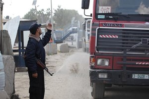 إدخال 680 شاحنة الثلاثاء عبر معبر كرم أبو سالم