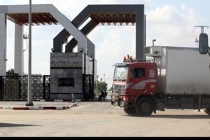 إدخال 660 شاحنة الثلاثاء عبر معبر كرم أبو سالم