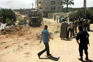 شرطة البلديات تفتح عدداً من الشوارع شرق خانيونس