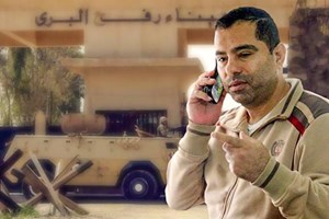 إغلاق المعبر.. يحول بين "أيمن" وأطفاله ويهدد بفقدان مصدر رزقه