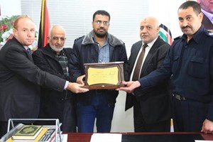 النائب العام يكرم مباحث خانيونس لدورهم في كشف قتلة المواطن معمر