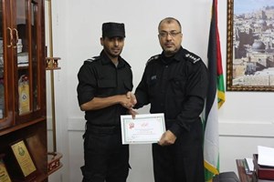 العميد السعـودي يُكرِّم "الإطـفائى المثـالي"