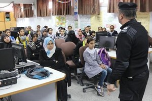 عقد محاضرة في السلامة المنزلية لطالبات مدرسة شرق غزة