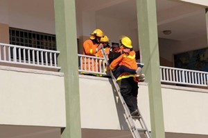 طواقم الدفاع المدني تنقذ طفلاً علق في منزله بخانيونس