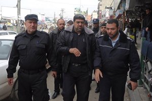 الشرطة تشرع بحملة إزالة التعديات وسط مدينة غزة