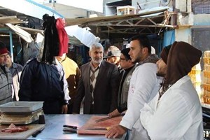 شرطة البلديات برفح تتابع التزام بائعي اللحوم بزيهم الرسمي