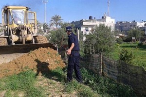 شرطة البلديات تؤمن فتح شارع بالحي الإداري برفح