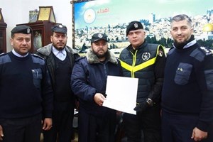 اللواء البطش يُكرم شرطي المرور "الرفاعي"