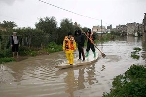 طواقم الدفاع المدني.. فرسان يُجسّدون معاني الإنسانية