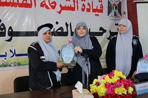 الشرطة النسائية تكرم عدداً من عناصرها المميزين إدارياً 