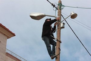 شرطة البلديات تُساهم في حملة إنهاء التعديات على الكهرباء بخانيونس