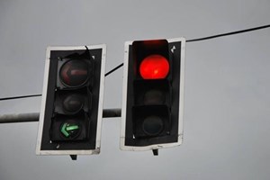 اللجنة المرورية توفر خطوط كهربائية بديلة للإشارات الضوئية بغزة