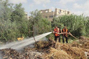 طواقم الدفاع المدني تخمد حريقاً في أراضى زراعية بالمغراقة 