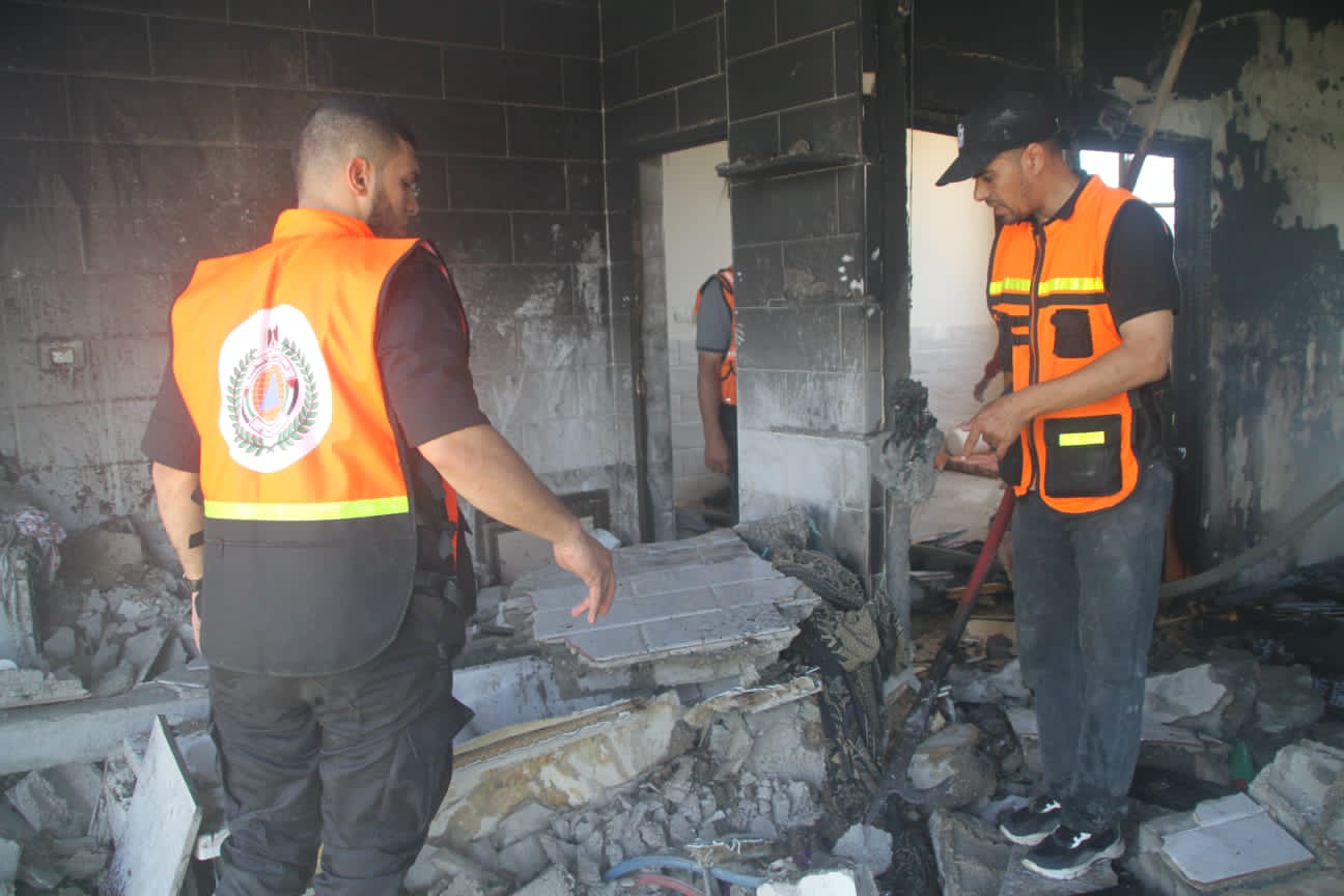 الدفاع المدني يُتابع آثار العدوان الإسرائيلي